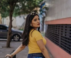 Customized yellow women's polo shirt: tips and advice for choosing fonts and colors!