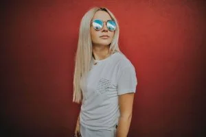Custom stretch t-shirts: why choose them and how to best customize them