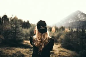 Custom caps with logo: print or embroidery?